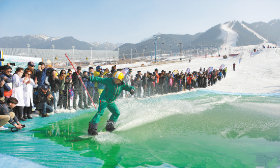 上圖為3月24日，在絲綢之路國際度假區滑雪場，滑雪愛好者在體驗雪地滑水。
