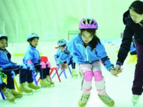 開展冰雪課程教育 培育校園冰雪教師 本市推進青少年冰雪運動普及