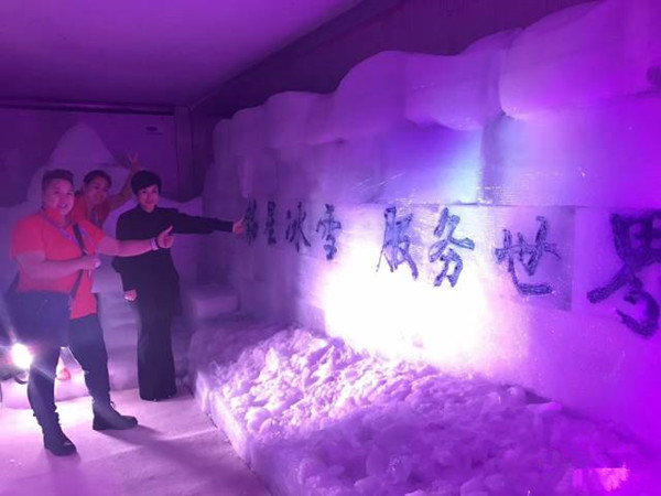 郭丹丹參觀展臺(tái),為際華銘星極地冰川體驗(yàn)館點(diǎn)贊