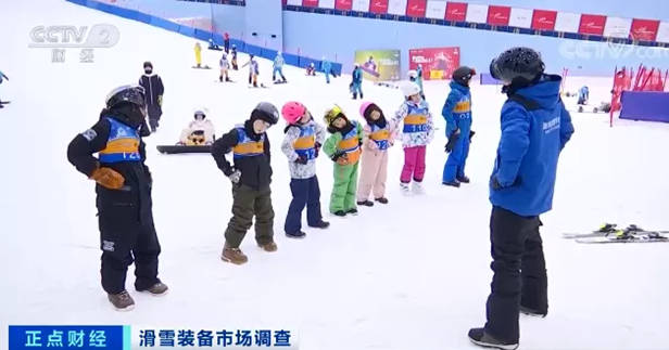 滑雪教練教導(dǎo)小朋友滑雪前熱身運動