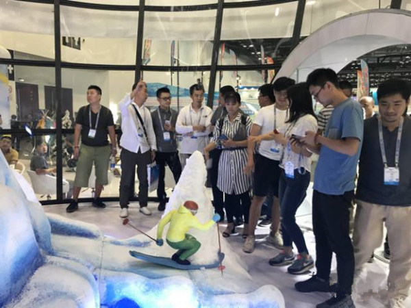 際華銘星冰雪愛好者排起了長(zhǎng)龍?bào)w驗(yàn),參觀體驗(yàn)飄雪
