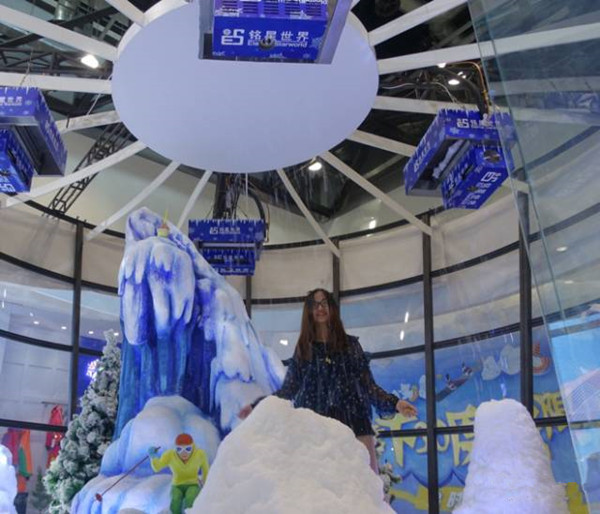 微型冰雪世界體驗(yàn)館頂部四臺(tái)24小時(shí)飄雪機(jī),均由銘星冰雪集團(tuán)制造