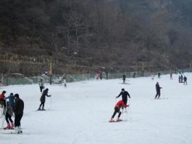 河南新鄉(xiāng)萬仙山郭亮滑雪場(chǎng)