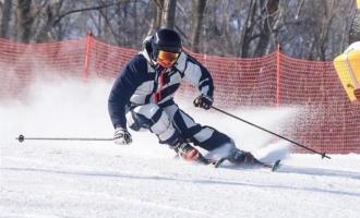 自由式滑雪障礙追逐項目的技術特點是什么？