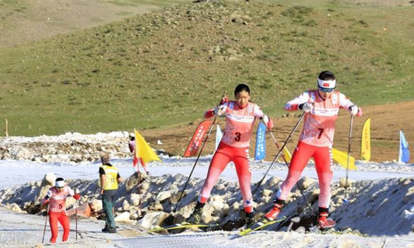 國(guó)家隊(duì)滑雪運(yùn)動(dòng)員女子組雪道爬坡