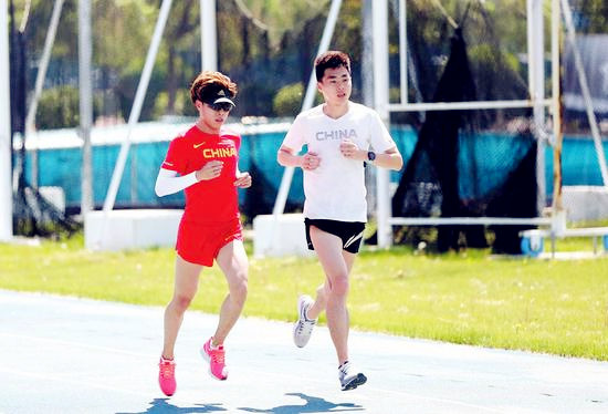 省田徑運(yùn)動員在室外進(jìn)行跑步訓(xùn)練