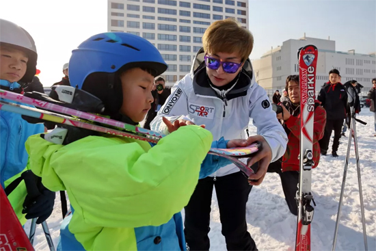指導小學生滑雪