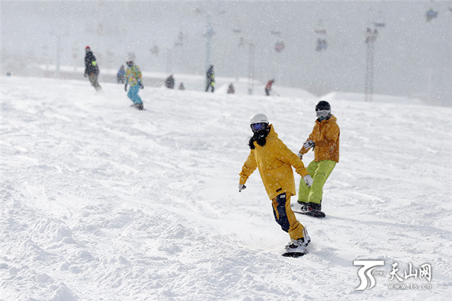 在絲綢之路國際度假區滑雪場內，滑雪愛好者們盡情地在雪道上馳騁、撒歡。