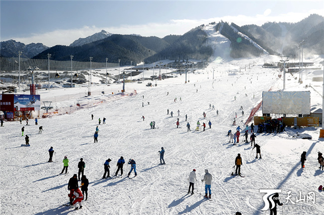 首滑當日，上千名游客及滑雪愛好者們齊聚絲綢之路國際度假區滑雪場，一起感受“樂享冰雪·心宿南山”。 