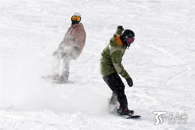 在絲綢之路國際度假區滑雪場內，滑雪愛好者們盡情地在雪道上馳騁、撒歡。