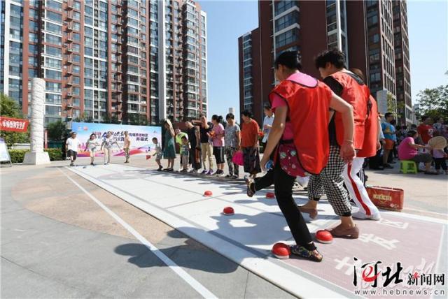 9月8日,在石家莊市新華區都市陽光小區,市民們在體驗陸地冰壺運動3