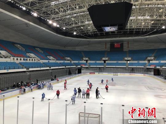 吉林市冰上運動中心,青少年冰球選手正在進行訓練