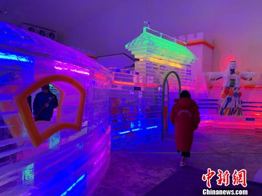山西長治通天峽景區國際冰雕邀請賽開幕，七彩城冰雪藝術館正式開園迎客