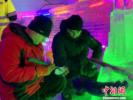 來自俄羅斯、韓國、蒙古國、塞舌爾等地的國際冰雕大師呈現的雕筑創作，讓廣大游客可暢游七彩冰雪世界，體驗反季節的清涼
