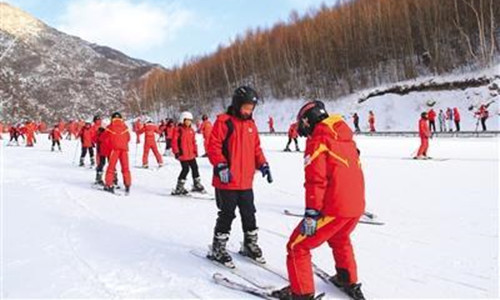 2018年雪季,西灣子小學(xué)四年級學(xué)生在萬龍滑雪場體驗(yàn)滑雪課。