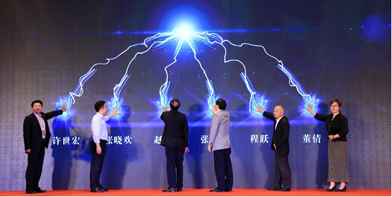 眾位領(lǐng)導(dǎo)、專家共同啟動(dòng)觸摸屏,“冰雪運(yùn)動(dòng)進(jìn)校園活動(dòng)”正式啟動(dòng)。