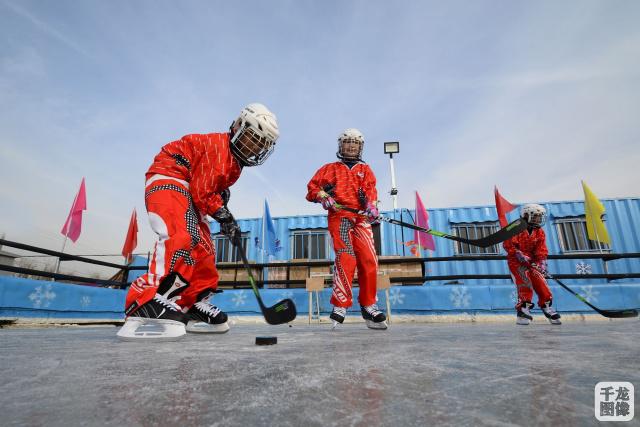 延慶區中小學生體驗冰雪運動。
