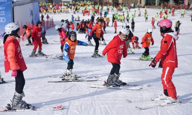 在吉林北大壺滑雪場,吉林市第二實驗小學學生們在滑雪教練的指導下進行坡道側向移動