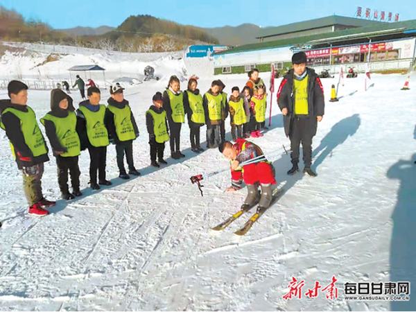 孩子們?cè)趯W(xué)習(xí)滑雪
