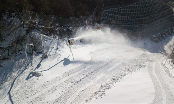在北京冬奧會(huì)延慶賽區(qū)國(guó)家高山滑雪中心，工作人員在進(jìn)行造雪作業(yè)