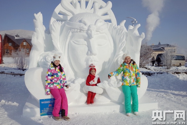 “2019呼倫貝爾冰雪日”12月7號在牙克石啟動，現(xiàn)場游客與雪雕作品合影