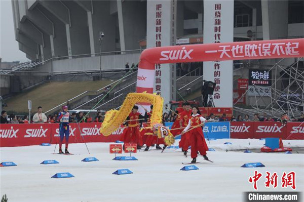 2019年國際雪聯城市越野賽杭州站開幕式上的舞龍表演