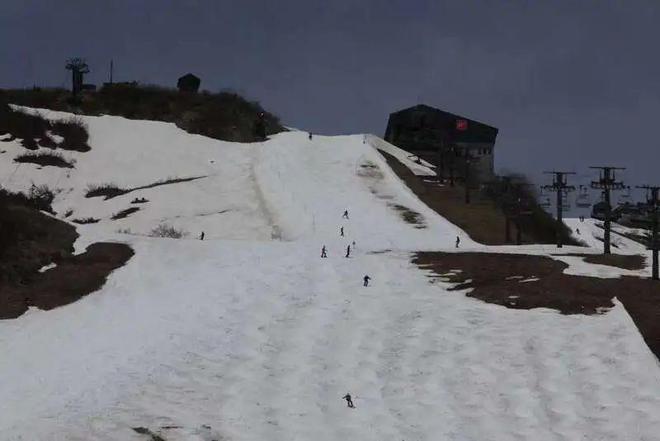 雪季最后一天，滑雪者在八方尾根滑雪場滑雪