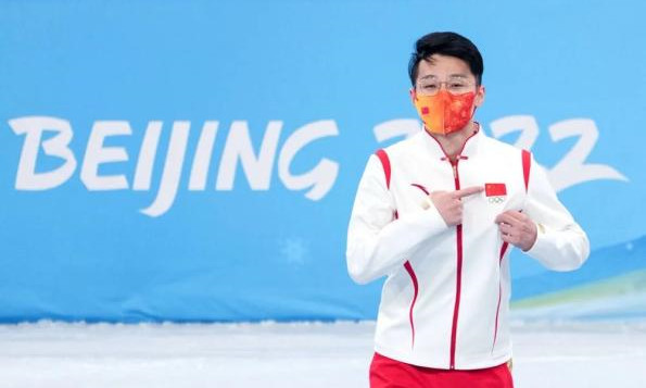 任子威在北京2022年冬奧會短道速滑男子1000米頒發紀念品儀式上