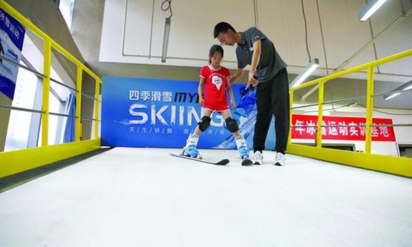 一位小朋友在包頭市青少年冰雪運(yùn)動(dòng)實(shí)訓(xùn)基地體驗(yàn)滑雪樂(lè)趣