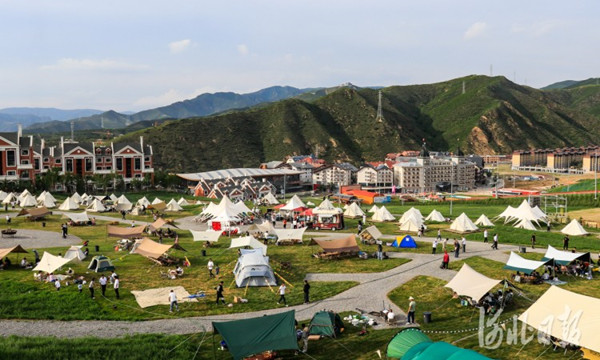 張家口市崇禮區富龍四季小鎮國際度假區開啟夏季運營模式,迎來了眾多游客。