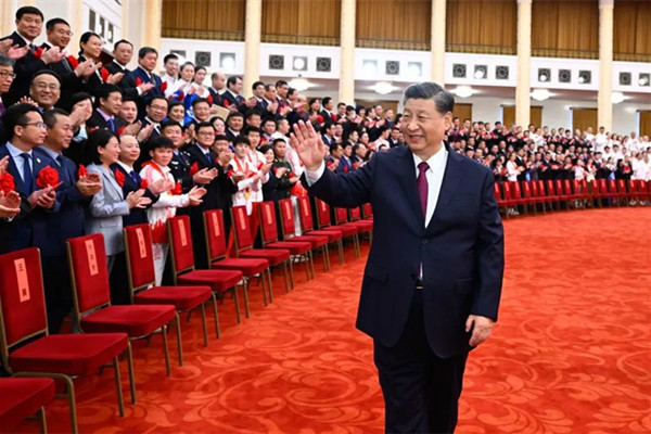 2022年4月8日,北京冬奧會(huì)、冬殘奧會(huì)總結(jié)表彰大會(huì)前,習(xí)近平總書記會(huì)見北京冬奧會(huì)、冬殘奧會(huì)突出貢獻(xiàn)集體代表、突出貢獻(xiàn)個(gè)人和中國體育代表團(tuán)成員。